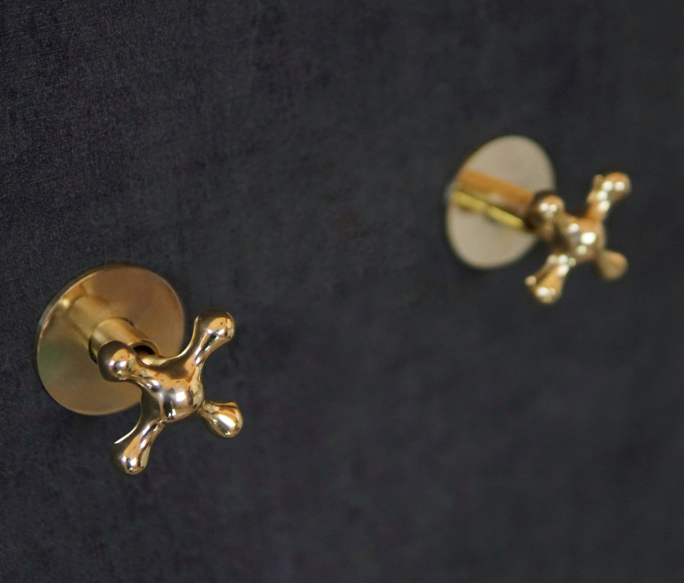 Unlacquered Brass Shower With Curved Arm - BRASSMA